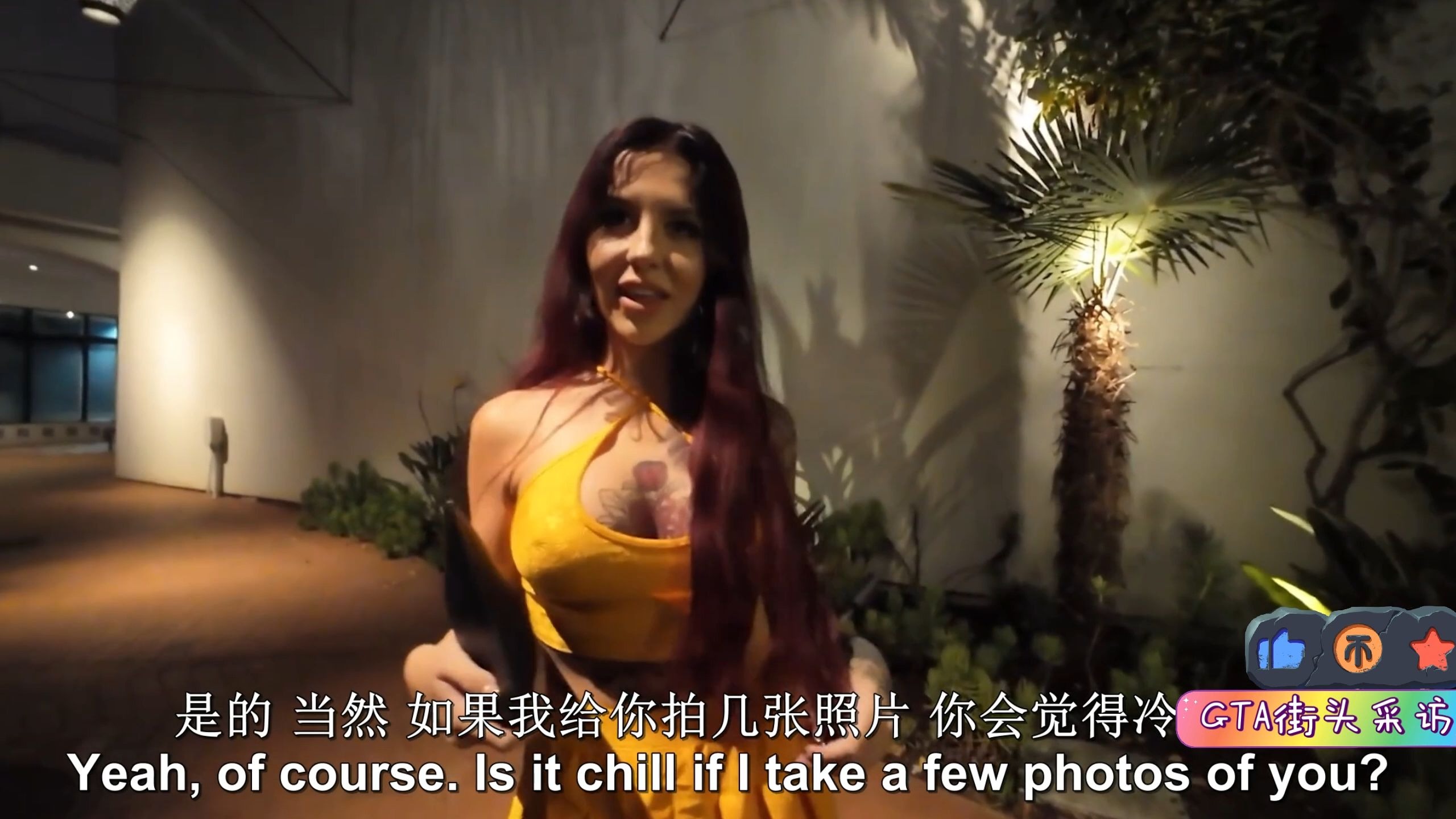 捷克街头-齐刘海彩色披肩发的丰满校服调酒师