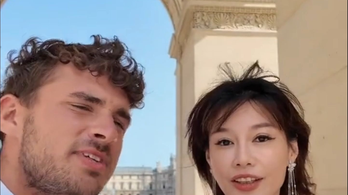 街头系列-粉色长发的平胸辣妹秘书